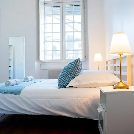 Wonderhost, Les De La Place Margot * Pau
