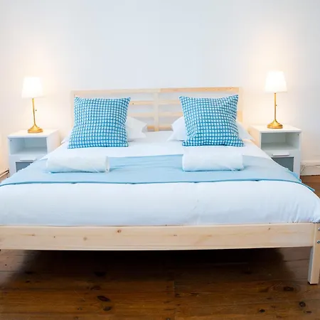 Wonderhost, Les De La Place Margot Pau