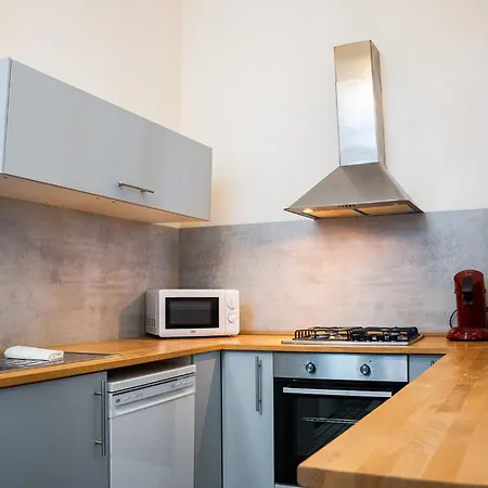 Wonderhost, Les De La Place Margot Pau