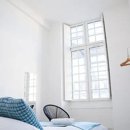 Wonderhost, Les De La Place Margot * Pau