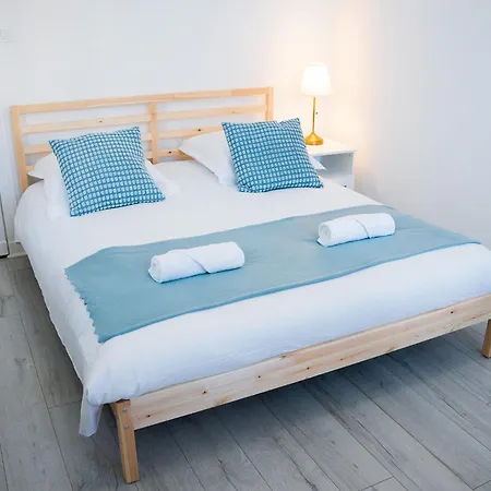 Wonderhost, Les De La Place Margot * Pau