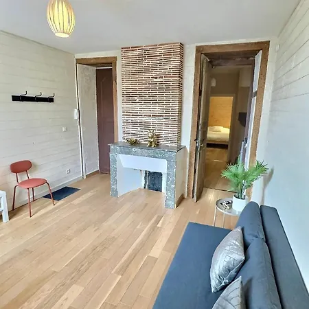 Wonderhost, Les De La Place Margot * Pau